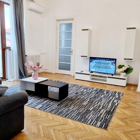 Cozy Apartment Near City Center Bucarest Extérieur photo