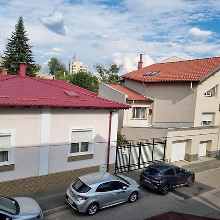 Cozy Apartment Near City Center Bucarest Extérieur photo