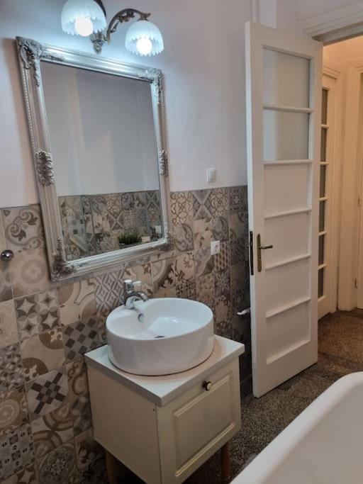Cozy Apartment Near City Center Bucarest Extérieur photo