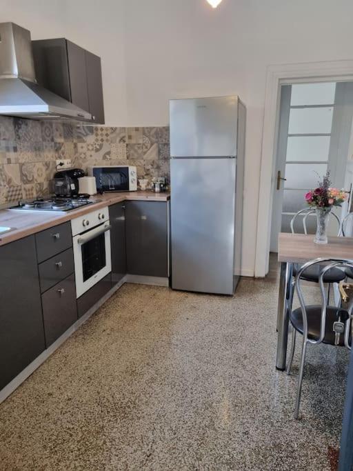 Cozy Apartment Near City Center Bucarest Extérieur photo