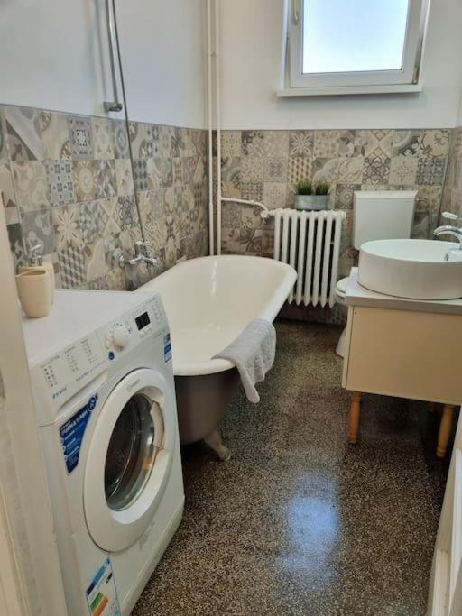 Cozy Apartment Near City Center Bucarest Extérieur photo