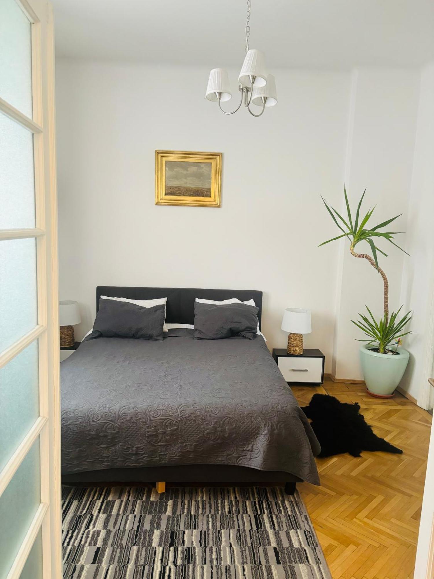 Cozy Apartment Near City Center Bucarest Extérieur photo
