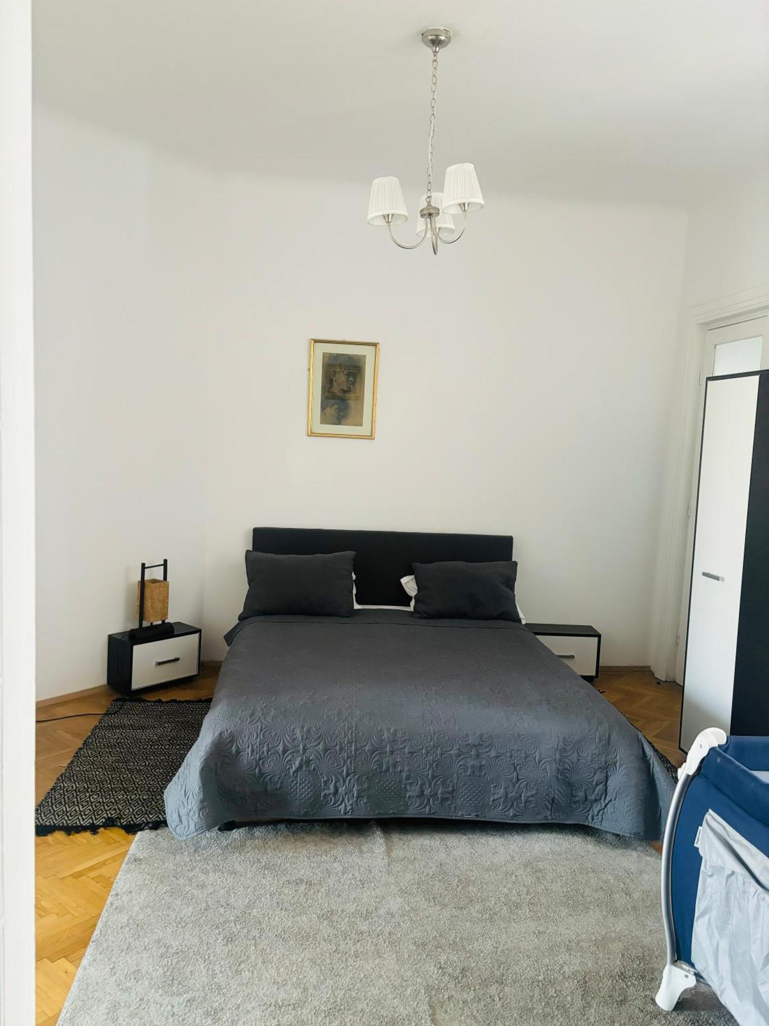 Cozy Apartment Near City Center Bucarest Extérieur photo