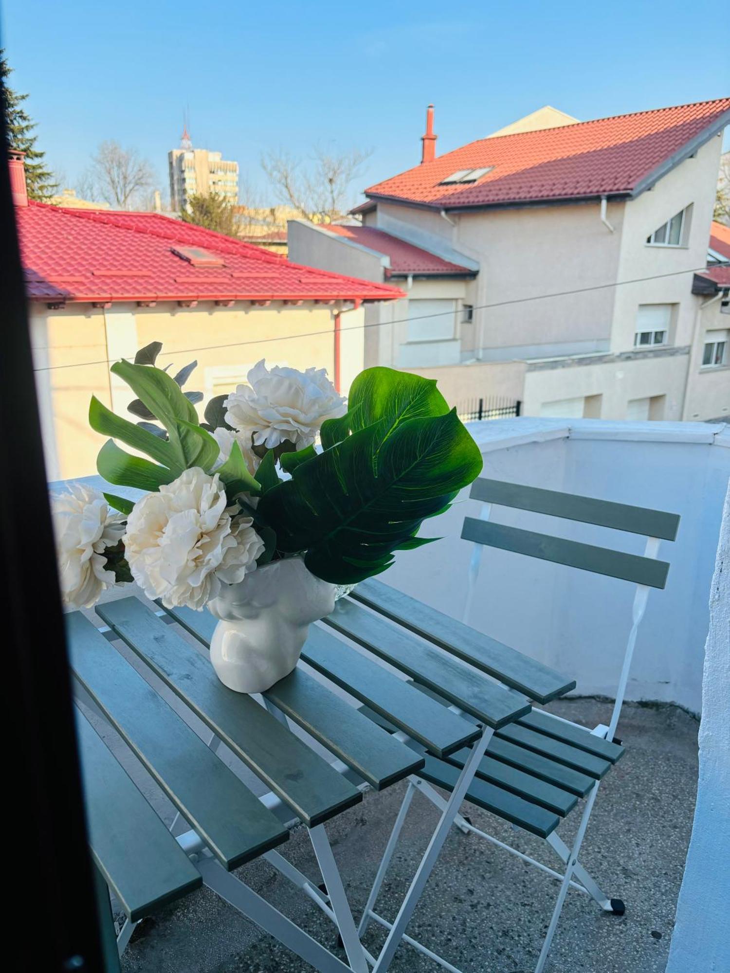Cozy Apartment Near City Center Bucarest Extérieur photo