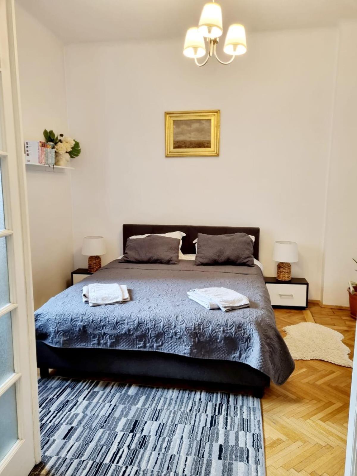 Cozy Apartment Near City Center Bucarest Extérieur photo