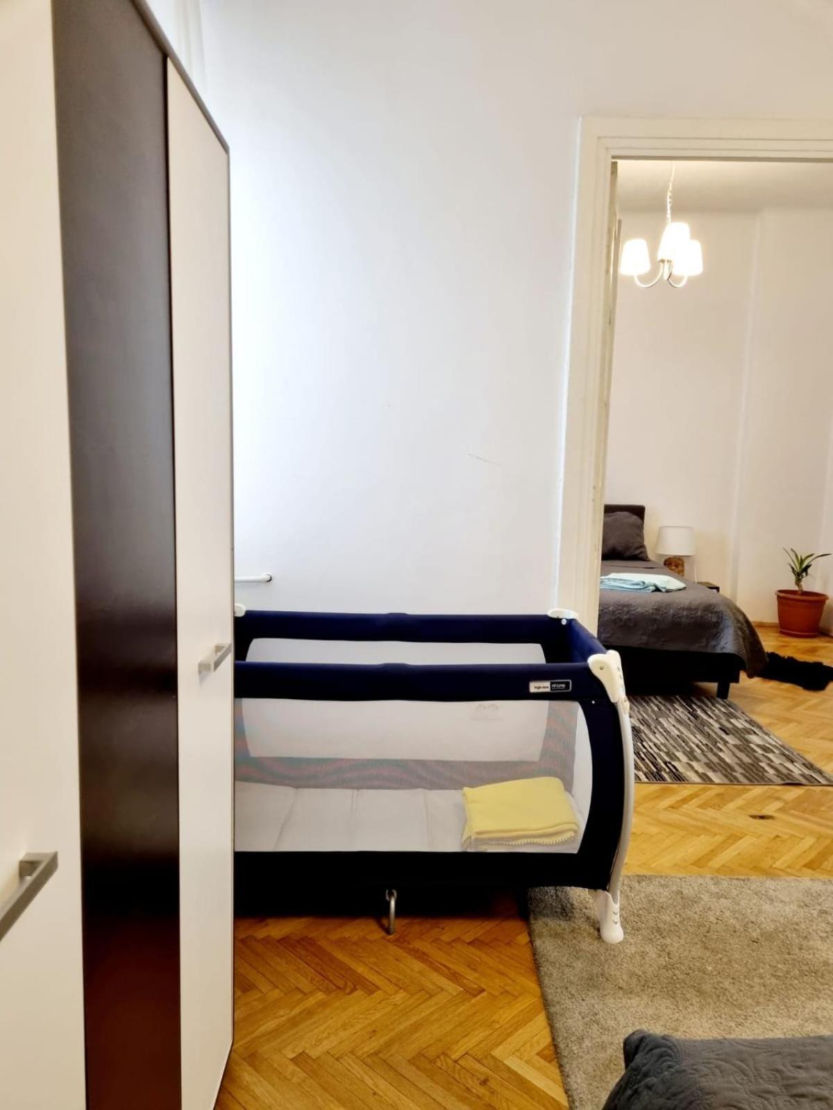 Cozy Apartment Near City Center Bucarest Extérieur photo
