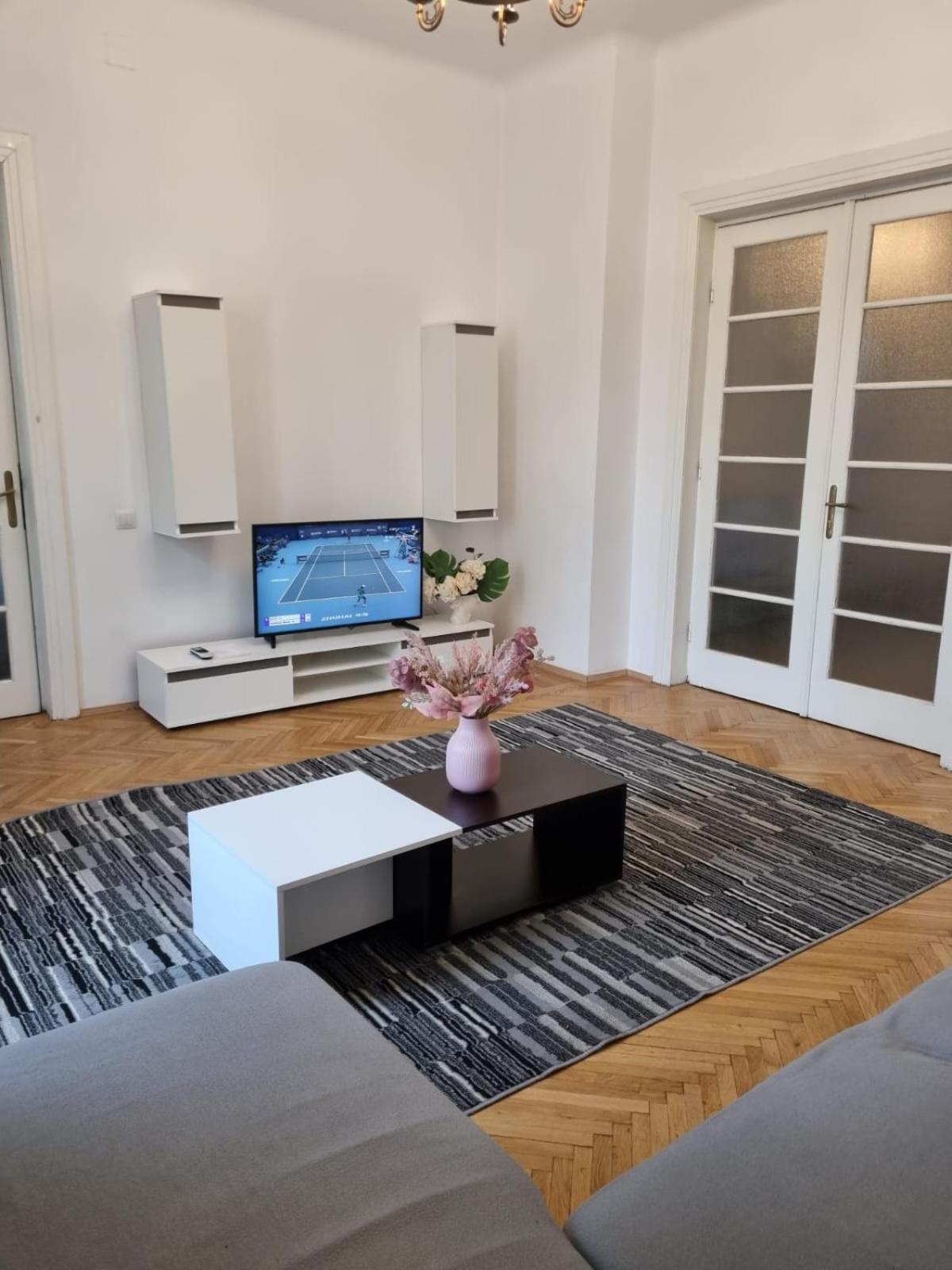 Cozy Apartment Near City Center Bucarest Extérieur photo