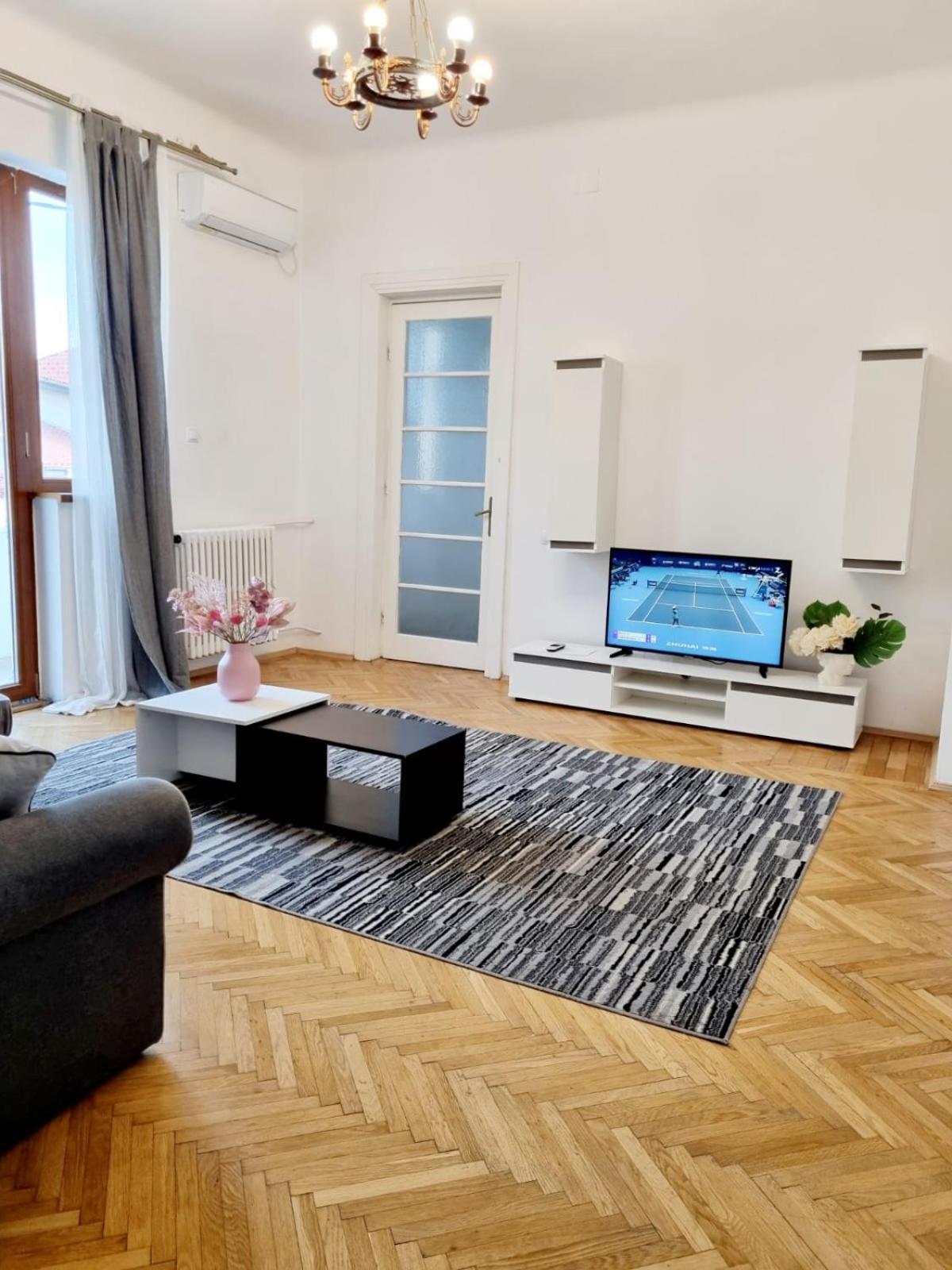 Cozy Apartment Near City Center Bucarest Extérieur photo